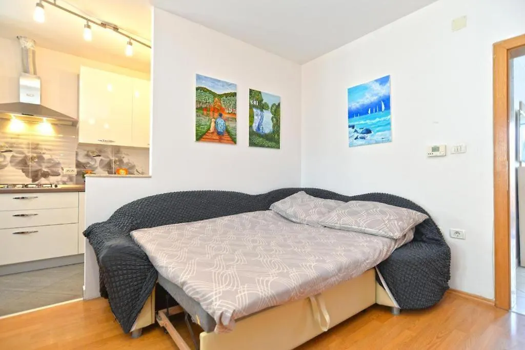 Apartman Eda Pula 0*,